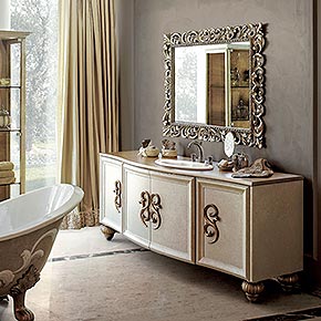 _Mobile bagno Hera in legno, finitura in nocciola dorato, con piedi, maniglie hera e top in finitura foglia oro tortora, cat. C, completo di lavabo soprapiano ellittico, rubinetteria cromo</br>
_Specchiera Pitti in legno, finitura foglia argento tortora, cat. C</br>
_vetrina Medea con struttura in nocciola dorato, cat. B, con piedi, maniglie e schienale in finitura foglia oro tortora, cat. C</br>
_Vasca in ghisa finitura nocciola dorato con decoro prince, cat. D, completa di set 4 piedi in finitura foglia argento tortora cat. C, completa di scarico vasca con sifone cromo