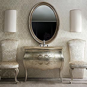 _Mobile bagno tiffany in legno, finitura foglia argento ossido, cat. C, con decoro decò, con lavabo, sottopiano e top in marmo onice
yellow, rubinetteria trefori in cromo</br>
_Specchiera Orlando in legno, finitura foglia argento ossido, cat. C</br>
_Applique alì con paralume plissè in tessuto, cat. A</br>
_Sedie ester capotavola tessuto, cat. D, con piedi nocciola dorato, cat. B