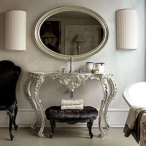_Mobile bagno Devorè in legno, finitura foglia argento champagne, con monoblocco in vetro
in finitura foglia argento champagne, cat. C, completo di rubinetteria trefori retrò in cromo</br>
_Specchiera Orlando in legno, finitura foglia argento champagne, cat. C