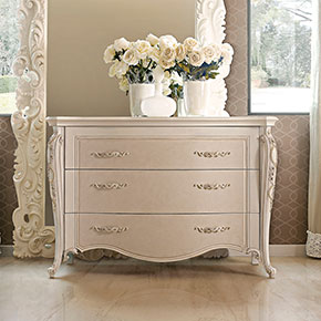 _Pigalle wooden chest of drawers
      in cameo finish cat. B
      with Hera andles in bianco ceramizzato cat. B.