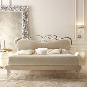 _Florian Bed 
                     in iron sheet, silver leaf finish, cat. C.
                    <br>
                    _Marchese wooden night table
                     gloss buttercream lacquer finish, cat. A.
                    <br>
                    _Florian wrought metal sconce
                    wax silver leaf finish, cat. C. 
                    <br>
                    _Prince mirror
                     silver leaf finish, cat. C, with aged mirror.
                    