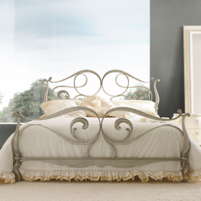 _Levs bed 
                   in solid iron with cast aluminum details, 
                   gray glitter finish, cat. C.
                  <br>
                  _Marchese wooden night table
                   ivory Cartesio finish with silver 
                   leaf details, cat. D.
                  <br>
                  _Londra wooden mirror
                   ivory Luise finish with silver leaf details, cat. B.
                  