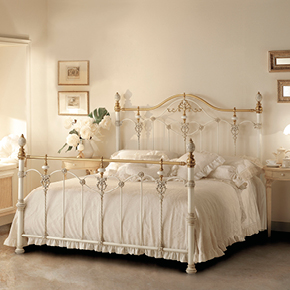 _Luxor iron and bronzed brass bed
       Pompeian ivory finish, cat. B.
      <br>
      _Tamburo night tables 
       Grifone ochre finish, cat. B.