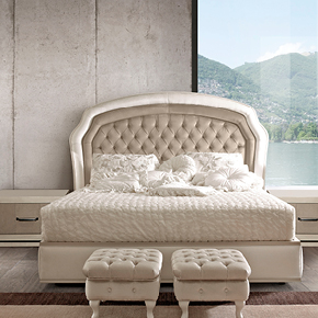 _Mademoiselle button-tufted bed
       in fabric.
       <br>
      _Nigtstand wiston finish pacini