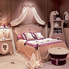 _letto in legno con pannello imbottito, struttura in finitura mousse cake con glitter rosa, cat. B, rivestimento testata e giroletto in tessuto luce con ricamo silhouette, cat. B, con piedi in finitura mousse cake, cat. B</br>
_Corona baldacchino silhouette in metallo, finitura mousse cake, cat. B, con glitter rosa e medaglie avorio caldo, cat. A</br>
_Comodino Glamour in legno, finitura mousse cake, cat. B con piedi avorio caldo, cat. A, con decoro silhouette</br>
_Abatjour signorina in legno, finitura in avorio caldo, cat. A, paralume in tessuto Splendore/107, cat. B, goffrato, nastro con perle e fiocchi rosa cipria e prugna</br>
_Piantana da terra signorina in legno, finitura in avorio caldo, cat. A, con paralume in tessuto Splendore/107, cat. B goffrato, nastro con perle, fiocchi rosa cipria e prugna</br>
_Pouff contenitore Muffin in legno, rivestimento in tessuto, basamento in tessuto arno/19, cat. B, seduta in tessuto, cat. C, con ricamo silhouette e fiocchi</br>
_Settimino Silhouette in legno, 3 cassetti e 2 ripiani a giorno, struttura in finitura mousse cake, cat. B con piedi e ripiani in avorio caldo, cat. A, decoro silhouette sui frontali dei cassetti</br>
_Armadio Silhouette 2 ante battenti in legno in finitura mousse cake, cat. B, ante con ovale rivestito in tessuto luce con ricamo silhouette, cat. B, e piedi avorio caldo, cat. A
