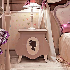 _Comodino Glamour in legno, finitura mousse cake, cat. B, con piedi avorio caldo, cat. A, con decoro silhouette</br>
_Abatjour signorina in legno, finitura in avorio caldo, cat. A, paralume in tessuto Splendore/107, cat. B, goffrato, nastro con perle, fiocchi rosa cipria e prugna</br>
_Lampada da terra signorina in legno, finitura in avorio caldo, cat. A, paralume in tessuto Splendore/107, cat. B, goffrato, nastro con perle, fiocchi rosa cipria e prugna