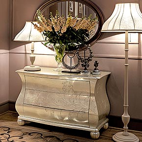 OLIVER L.128 H.81 P.56 cm</br>
_Comò Oliver in legno, finitura foglia argento champagne, cat. C, con decoro Fiori</br>
_Specchiera Orlando in legno, finitura granadine opaco, cat. A