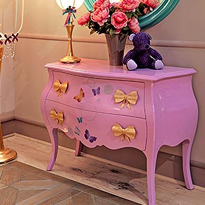 TIFFANY L.108 H.85 P.49 cm</br>
_Comò Tiffany in legno, finitura fuxia lucido, cat. A con decoro butterfly e maniglia di metallo Fiocco in finitura foglia oro, cat. C
