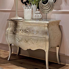 TIFFANY L.108 H.85 P.49 cm</br>
_Comò Tiffany in legno, finitura foglia argento ossido, cat. C, con maniglia cuore e con decoro decò