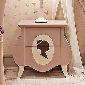 GLAMOUR L.68 H.64 P.38 cm</br>
_Comodino Glamour in legno, finitura mousse cake, cat. B con piedi avorio caldo, cat. A, con decoro silhouette