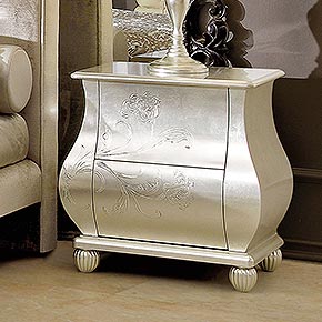OLIVER L.58 H.61 P.61 cm</br>
_Comodino Oliver in legno finitura foglia argento champagne, cat. C con decoro fiori