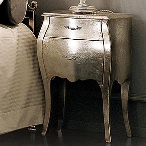 TIFFANY L.45 H.66 P.27 cm</br>
_Comodino Tiffany in finitura foglia argento, cat C
con maniglia Virgola in finitura
Palladio
