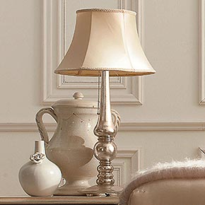 DOLCEVITA Ø30 H.60 cm</br>
_Abatjour Dolcevita in legno, finitura foglia argento cipria, cat. C, con paralumi Milord in tessuto Thea/07, cat. A