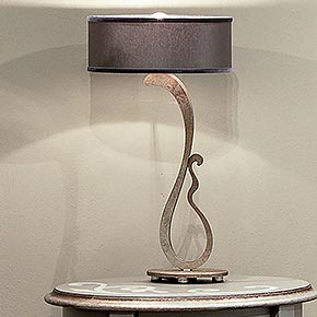 FLORIAN L.15 H.50 Ø paralume 26 cm</br>
_Abatjour Florian in metallo, finitura foglia argento tortora, cat.C, paralume in tessuto Rio/6065, cat.A