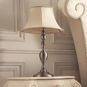 LADY Ø30 H.70 cm</br>
_ Abatjour Lady in legno, finitura foglia argento a cera, cat. C, con paralume Milord in tessuto Thea/07, cat. A