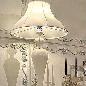 OPERÀ Ø55 H.100 cm</br>
_Lampada da tavolo Operà in legno, finitura bianco craquelet cat. B con paralume in tessuto Ponge/01 cat. A