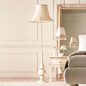 DOLCEVITA Ø60 H.190 cm</br>
_Lampada da terra Dolcevita in legno e ottone, finitura Tudor avorio con particolari oro, cat. B, e paralume in tessuto