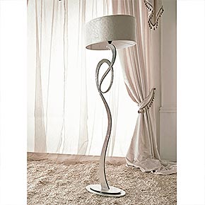 FLORIAN L.60 H.180 P.44 cm</br>
_Lampada da terra Florian in ferro, finitura foglia argento, cat. C, e paralume in tessuto Degas/24, cat. B

_Florian iron floor lamp, silver leaf finish, cat. C, lampshade in Degas/24 fabric, cat. B