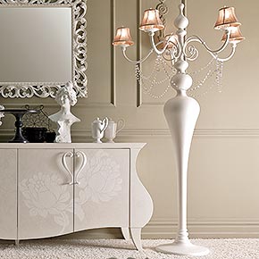 OPERÀ Ø110 H.204 cm</br>
_Lampade da terra Operà in legno e metallo 5 luci, finitura neve, cat. B, paralumi in tessuto, con pendenti Swarovski