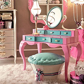 RIMMEL L.122 H.140 P.66 cm</br>
_Toilette Rimmel in legno, struttura in finitura fuxia lucido, cat. A, frontali cassetti in finitura turchese lucido, cat. A, maniglie di metallo Fiocco e bracci specchiera in finitura foglia oro, cat. C</br>
_Pouff Mffin in legno, con basamento in tessuto 1742/30, cat. B e seduta con perle in tessuto Luce/39, cat. B