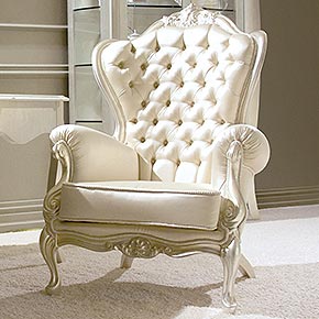 BARONESSA L.86 H.120 P.89 cm</br>
_Poltrona Baronessa capitonnè in legno, finitura foglia argento champagne, cat. C, rivestimento in tessuto Thea/07, cat. A