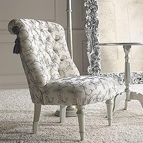 QUEEN L.55 H.80 P.70 cm</br>
_Poltroncina Queen capitonnè, in tessuto Velvet ricamo argento, cat. C, e nappe coordinate, gambe in legno finitura Luise avorio con particolari foglia argento