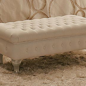 REGINA L.75 H.34 P.40 cm</br>
_Pouff Regina capitonnè, in tessuto Fantasy bianco oro, cat. A, con piedi in legno, finitura burro laccato lucido