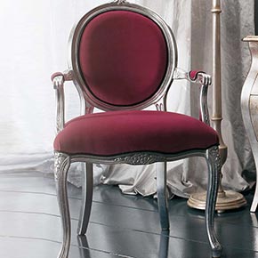 ANTONIETTA L.60 H.100 P.50 cm</br>
_Poltroncina Antonietta in legno con bracciolo, finitura foglia argento, cat. C, rivestimento in tessuto Renoir/15, cat. B