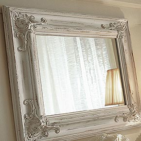 PARIGI L.77 H.62 cm</br>
_Specchiera Parigi in legno decorata a mano, finitura avorio consumato, cat. B