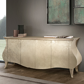 _Credenza Glamour in legno 4 ante, finitura foglia argento 
				champagne, cat.C, decoro macramè.