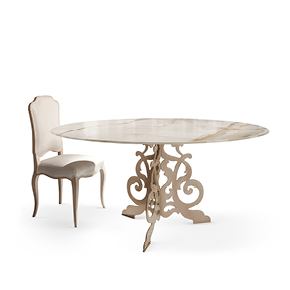 _Ermitage table 
				 with metal fretwork base 
				 finish champagne cod. 5 and 
				 top finish calacatta oro.
				<br>
                _Margot wooden chair.