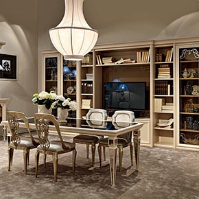 _Componibile Brera in finitura dune cat.A, con vano centrale illuminato, ante e schienale tv in vetro bronzo con decoro Chantal</br>
_Sedia Clarissa in legno, finitura foglia argento tortora, cat.C, rivestimento retro schienale e bordature in tessuto 3053/28, rivestimento seduta e schienale in tessuto 3053/21, cat.B
_Sedia Chantal in legno, con schienale in metallo, finitura foglia argento tortora, cat.C, rivestimento in tessuto 3053/21, cat.B</br>
_Lampadario Impero in tessuto Rio/6924, cat.A, 	bordature in perle avorio</br>	
_Tavolo Epoque in legno, finitura Cameo, cat.B, gambe con inserti a specchio bronzo, top in specchio bronzo