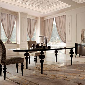 _Tavolo ovale Dolcevita cm.140x300, con piano in vetro extra chiaro, finitura foglia argento ossido rosato, gambe finitura nero anticato con particolari foglia argento ossido rosato, cat. B</br>
_Poltroncina Dolcevita in tessuto Coralis/04, cat. D, gambe finitura nero anticato con particolari foglia argento ossido rosato</br>
_Credenza Liberty in legno con maniglie Classic in metallo, finitura nero anticato con top in foglia argento ossido rosato, cat. B, e nappe art. 30355/02</br>
_Specchiera Nevy in legno, finitura foglia argento ossido rosato, cat. C</br>
_Lampada da terra Dolcevita in legno e ottone, finitura nero	anticato con particolari foglia argento ossido rosato, cat. B, e paralume in tessuto Degas/23, cat. B, con nappe coordinate</br>
_Pouff Nouvelle capitonnè in legno, finitura Luise avorio con particolari foglia argento, rivestimento in tessuto Caravaggio Platinum, cat. D