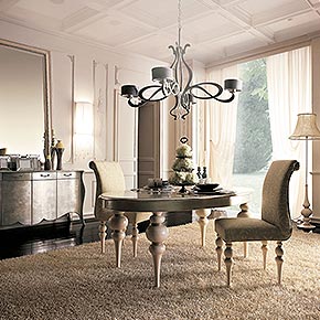 _Tavolo Dolcevita, con piano ovale allungabile in legno, finitura foglia argento a cera, cat. C,e gambe finitura Luise avorio con particolari foglia argento</br>
_Poltroncine Dolcevita in tessuto Fantasy bianco argento, cat. A, con Swarovski Crystal applicati e gambe finitura Luise avorio con particolari foglia argento </br>
_Credenza Liberty in legno con maniglia Classic in metallo, finitura foglia argento a cera, cat. C </br>
_Vetrina Liberty in legno, finitura foglia argento a cera, cat. C, con vetri nuovo antico</br>
_Specchiera Londra in legno, finitura Luise avorio con particolari foglia argento, cat. B </br>
_Lampadario Florian in metallo lavorato con 4 luci, finitura foglia argento a cera, cat. C, paralumi in tessuto Caravaggio Platinum, cat. D</br>
_Lampada da terra Dolcevita in legno e ottone, finitura Luise avorio con particolari foglia argento, cat. B, e paralume in tessuto Ponge/05 cat. A</br>
_Applique Alì con paralume plissè in tessuto Aurora/01, cat. B, e pendenti Crystal