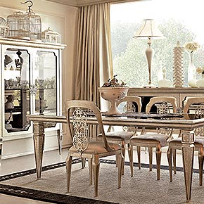 _Tavolo Epoque in legno, con top in specchio bronzo, finitura foglia argento tortora, cat. C, con gambe finitura foglia argento tortora, cat. C, con decoro WIndsor</br>
_Sedie Chantal in legno, con schienale in metallo, finitura foglia argento tortora, cat. C, con rivestimento in tessuto softmarble 3053/28, cat. B</br>
_Vetrina Epoque in legno, finitura foglia argento tortora, cat. C, con gambe con inserti a specchio bronzo, schienale in specchio bronzo, maniglie Epoque in metallo finitura foglia argento tortora, cat. C</br>
_Credenza Epoque in legno, finitura foglia argento tortora, cat. C, con gambe con inserti a specchio bronzo, maniglie Epoque in metallo finitura foglia argento tortora, cat. C</br>
_Lampada da tavolo operà in legno, finitura neve cat. B, con paralume in tessuto ponge/01, cat. A</br>
_Tappeto WIndsor
