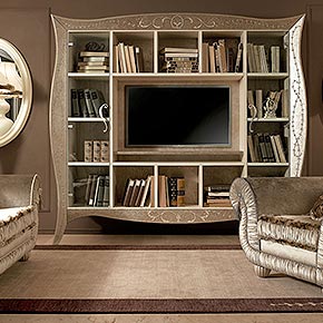_	Mobile porta tv LIberty in legno sagomato, finitura avorio craquelet, cat. B, cornice, schienale e ripiano centrale in metallo foglia argento tortora, cat. C, con decoro winsor sulla cornice, ante laterali in vetro trasparente naturale e maniglie a cuore in finitura foglia argento tortora, cat. C</br>
_Divano Chery in tessuto Softmarble 3053/35, cat. B, con marabù, comprensivo di due cuscini cm. 70x70 con marabù</br>
_Poltrona Chery in tessuto Softmarble 3053/35, cat. B, con marabù </br>
_Lampada da terra operà in legno, finitura cameo, cat.b, tessuto Ponge 41/c con marabù</br>
_Tappeto Windsor