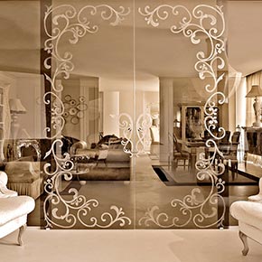 _Ante in vetro bronzato con decoro damasco, maniglia suite in finitura smoked bronzo, cat. B </br>
_Poltrone maiorca con cuscino poggiareni in tessuto Softmarble 3053/28, cat. B, con piedi foglia argento tortora, cat. C