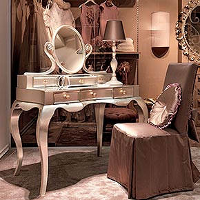 _Toilette Rimmel in legno, finitura foglia argento champagne, cat.C, maniglie Ballon in metallo, specchio naturale</br>
_Abatjour Lady in legno, finitura Cameo, cat.B, paralume in tessuto Rio/6074, cat. A</br>
_Sedia Castellana con rivestimento in tessuto Rio/6074 cat.A
