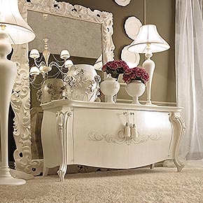 _Credenza Lord in legno, finitura bianco craquelet, cat. B, con decoro Prince e nappe</br>
_Specchiera Prince, finitura neve, cat. B, con specchio anticato</br>
_Lampada da terra Operà in legno, finitura neve, cat. B, paralume in tessuto Pongè 5, cat. A</br>
_Lampade da tavolo Operà in legno, finitura neve, cat. B, paralumi in tessuto Pongè 5, cat. A