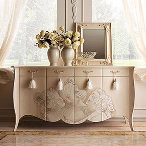 _Credenza Liberty in legno con maniglia Classic in metallo, finitura avorio craquelet, cat. B, con decoro Tre grazie, e nappe art. 30355/01</br>
_Specchiera Parigi cm. 77x62 in legno, finitura avorio craquelet, cat. B