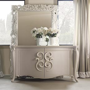 _Credenza Pigalle con struttura in finitura cameo cat. B</br> 
 e maniglia hera in finitura  avorio pompeano </br>
 ceramizzato cat. B </br>

_Specchiera Prince in finitura neve cat. B con specchio naturale