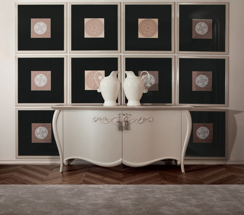 
_Credenza Jadore con struttura in finitura cameo, cat. B</br>
con decori a rilievo in finitura
avorio pompeiano ceramizzato
