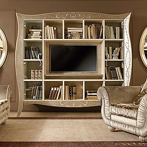 _Mobile porta tv Liberty in legno sagomato, finitura avorio craquelet, cat. B,cornice, schienale e ripiano centrale in metallo foglia argento tortora, cat. C, con decoro winsor sulla cornice, ante laterali in vetro trasparente naturale e maniglie a cuore in finitura foglia argento tortora, cat. C</br>
_Divano Chery in tessuto Softmarble 3053/35, cat. B, con marabù, comprensivo di due cuscini cm. 70x70 con marabù</br>
_Poltrona Chery in tessuto Softmarble 3053/35, cat. B, con marabù</br>
_Lampada da terra operà in legno, finitura cameo, cat.B, tessuto Ponge 41/C con marabù</br>
_Tappeto Windsor