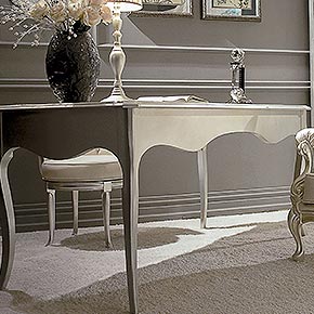 LIBERTY L.180 H.78 P.81 cm</br>
_Scrivania Liberty in legno, finitura foglia argento champagne, cat. C</br>
_Poltrona Baronessa capitonne’ in legno, finitura foglia argento champagne, cat. C,rivestimento in tessuto Thea/07, cat. A</br>
_Abatjour Lady in legno, finitura foglia argento champagne, cat. C, paralume plisse’ in tessuto Caravaggio Ivory, cat. D</br>
_Vetrina Liberty in legno sagomato, finitura foglia argento champagne, cat. C, con vetri naturali