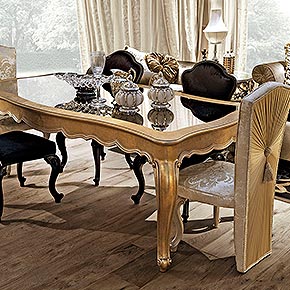 _Tavolo allungabile lester, finitura foglia oro tortora, cat. C, con top in specchio bronzato</br>
_Sedia lester, finitura niger, cat. A, rivestimento in tessuto softmarble 3053/25, cat. B, con bordature in grogren nero lucido con nappa su schienale</br>
_Sedia ester capotavola, rivestimento in tessuto, cat. D, piedi nocciola dorato, cat. B