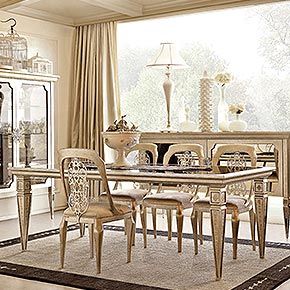 _Tavolo Epoque in legno, con top in specchio bronzo,	finitura foglia argento tortora, cat. C, con gambe finitura foglia argento tortora, cat. C, con decoro windsor</br>
_Sedie Chantal in legno, con schienale in metallo, finitura foglia argento tortora, cat. C, con rivestimento in tessuto softmarble 3053/28, cat. B</br>
_vetrina Epoque in legno, finitura foglia argento tortora, cat. C, con gambe con inserti a specchio bronzo,	schienale in specchio bronzo, maniglie epoque in metallo finitura foglia argento tortora, cat. C</br>
_Credenza Epoque in legno, finitura foglia argento tortora, cat. C, con gambe con inserti a specchio bronzo, maniglie epoque in metallo finitura foglia argento tortora, cat. C</br>
_Lampada da tavolo Operà in legno, finitura neve cat. B, con paralume in tessuto ponge/01, cat. A</br>
_Tappeto Windsor