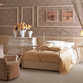 _Letto in ferro forgiato a mano finitura foglia argento decapé, cat. C</br>
_Parure lenzuola Sogno</br>
_Cuscino a rullo con nappe in tessuto Nevada, cat. A</br>
_Comodini Karol in legno con maniglia Battente in metallo, finitura avorio craquelet, cat. B</br>
_Abatjour Rina in legno, finitura foglia argento, cat. C, con paralume Plissé in tessuto Aurora/02, cat. B</br>
_Armadio Blasone 2 ante in legno, finitura Tudor avorio con particolari in argento, cat. B