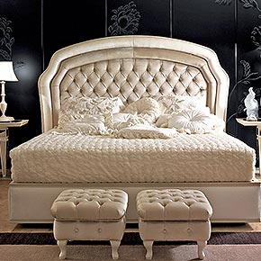 _Letto imbottito capitonnè in tessuto Softmarble 3053/31 e Softmarble 3053/28 pannello centrale testata, cat. B</br>
_Tavolino epoque in legno, finitura cameo, cat. B, basamento in finitura foglia argento tortora, cat. C, inserti in specchio bronzo</br>
_Armadio epoque in legno con 2 ante scorrevoli, struttura in finitura cameo, cat. B maniglia in finitura foglia argento tortora, cat. C con nappe e specchio bronzo</br>
_Boiserie in legno in finitura niger, cat.A con decoro rose e glitter</br>
_Abatjour rina in legno finitura cameo, cat. B, paralume in tessuto ponge/01, cat. A</br>
_Lampada da terra operà in legno, finitura cameo, cat. B, tessuto, cat. B, con rose e perle</br>
_Set biancheria da campionario