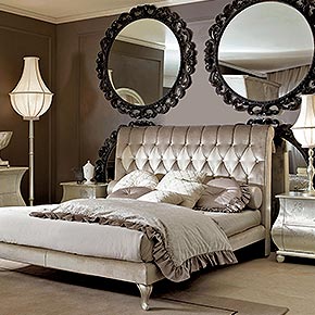 _Letto imbottito capitonnè in tessuto Softmarble 3053/31 e Softmarble 3053/28 pannello centrale testata, cat. B</br>
_Tavolino epoque in legno, finitura cameo, cat. B, basamento in finitura foglia argento tortora, cat. C, inserti in specchio bronzo</br>
_Armadio epoque in legno con 2 ante scorrevoli, struttura in finitura cameo, cat. B maniglia in finitura foglia argento tortora, cat. C con nappe e specchio bronzo</br>
_Boiserie in legno in finitura niger, cat.A con decoro rose e glitter</br>
_Abatjour rina in legno finitura cameo, cat. B, paralume in tessuto ponge/01, cat. A</br>
_Lampada da terra operà in legno, finitura cameo, cat. B, tessuto, cat. B, con rose e perle</br>
_Set biancheria da campionario
