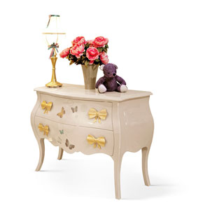 _Tiffany dresser 
                 in gloss ivory finish, cat. B.
                <br>
                _Fiocco table lamp 
                 in gold leaf finish, cat. C.